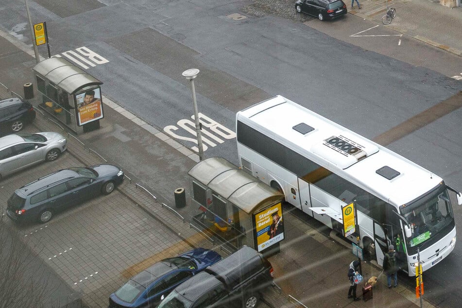 Dresden: Polizei erwischt Gesuchten am Hauptbahnhof: Ein Blick auf sein Handy sorgt für neuen Ärger