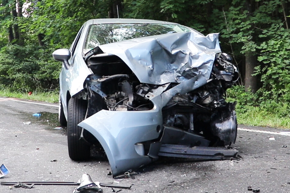 Das Bild zeigt den zweiten am Unfall beteiligten Wagen – die B47 im Odenwald wurde infolge des Crashs für mehrere Stunden voll gesperrt.