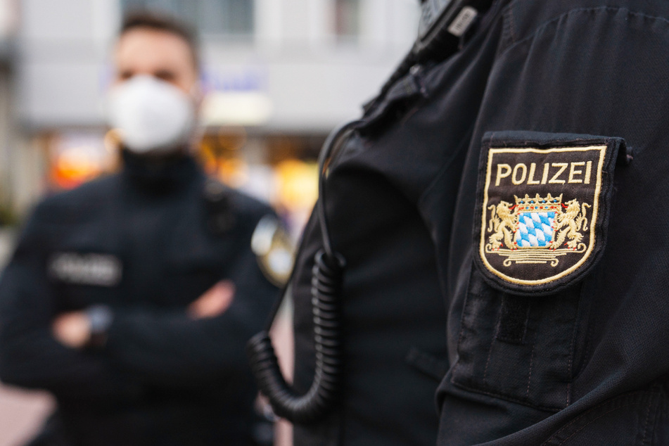 In Bayern ist eine Frau festgenommen worden, die Geld für die Terrororganisation Islamischer Staat (IS) gesammelt haben soll. (Symbolbild)