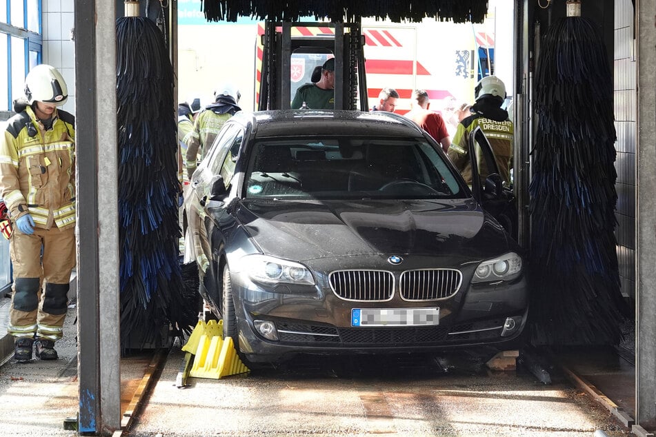 Ein Mann (83) wurde in Dresden zwischen der Armatur einer Waschanlage und einem BMW eingeklemmt.