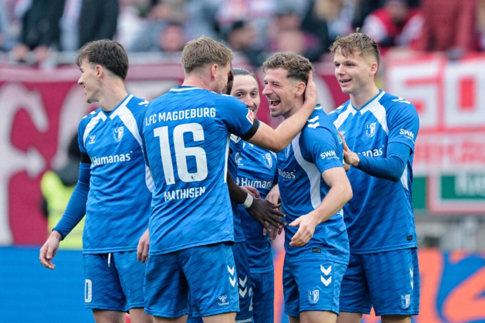 Torschütze Alexander Nollenberger (28, 2.v.r.) jubelt mit der Mannschaft über sein Tor zum 3:0.
