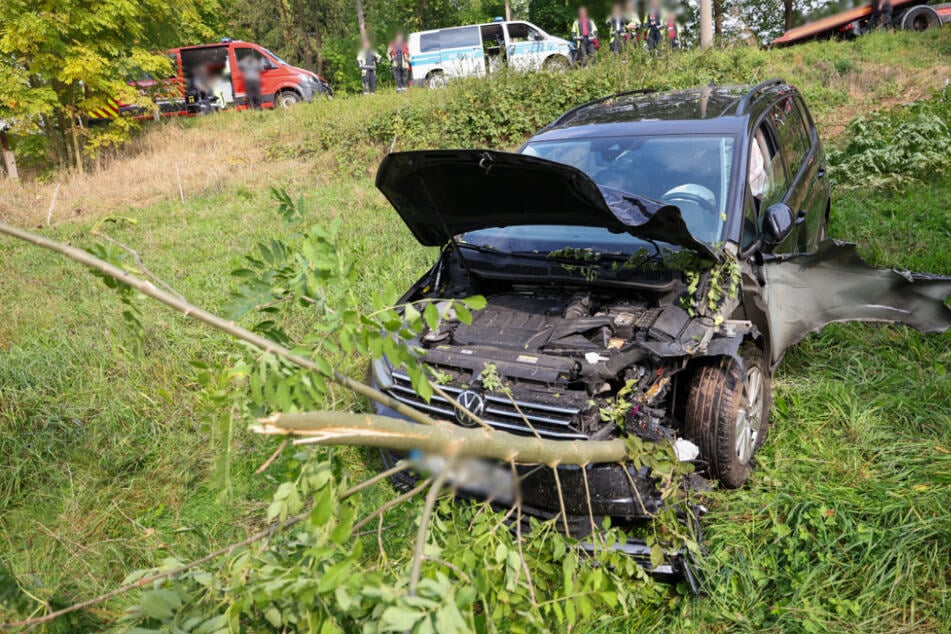 Der VW fuhr einen Abhang hinunter und landete auf einer Wiese neben der B173.