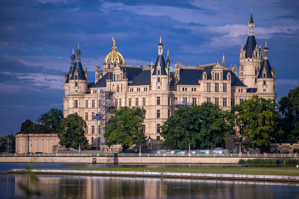Das Schweriner Schloss in Mecklenburg-Vorpommern. Dort soll es laut eines AfD-Mitglieds wilde Sex-Partys gegeben haben.