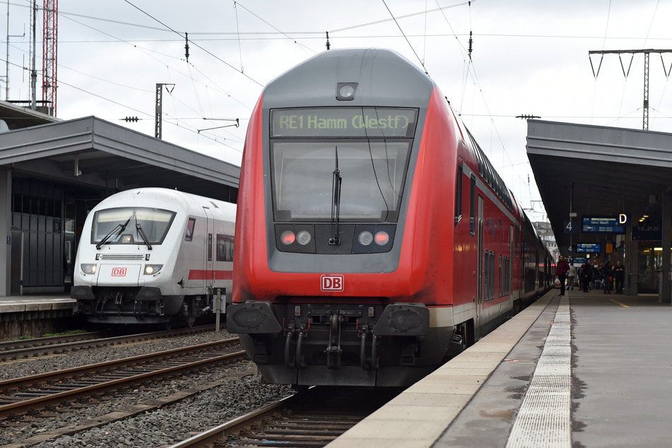 Zwei Züge stehen im Bahnhof von Essen am Gleis