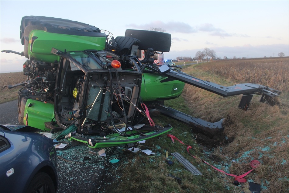Der Traktor verbuchte bei dem Unfall auf der B477 einen Totalschaden.