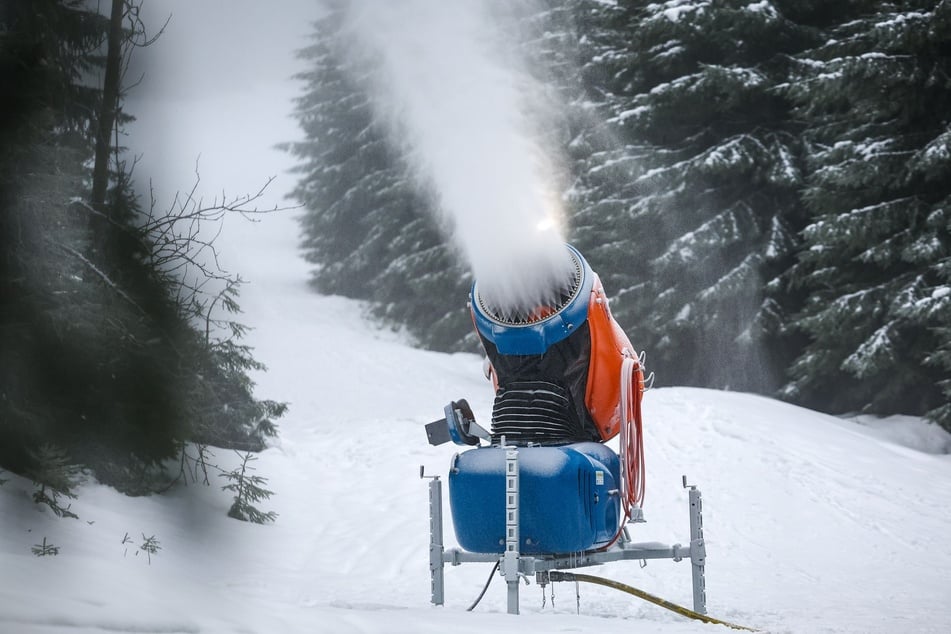 Vorbereitungen für die Feriensaison im Erzgebirge: Eine Schneekanone versprüht Kunstschnee an der Skipiste "Himmelsleiter" am Fichtelberg.
