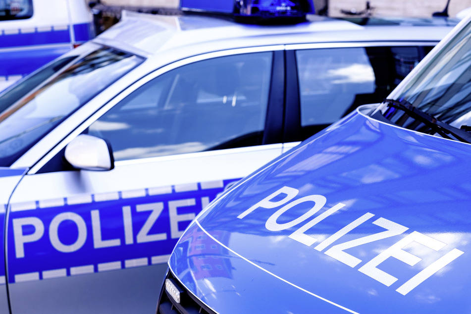 Fußgänger schlägt in Sachsen auf Autos ein: Polizei sucht Zeugen