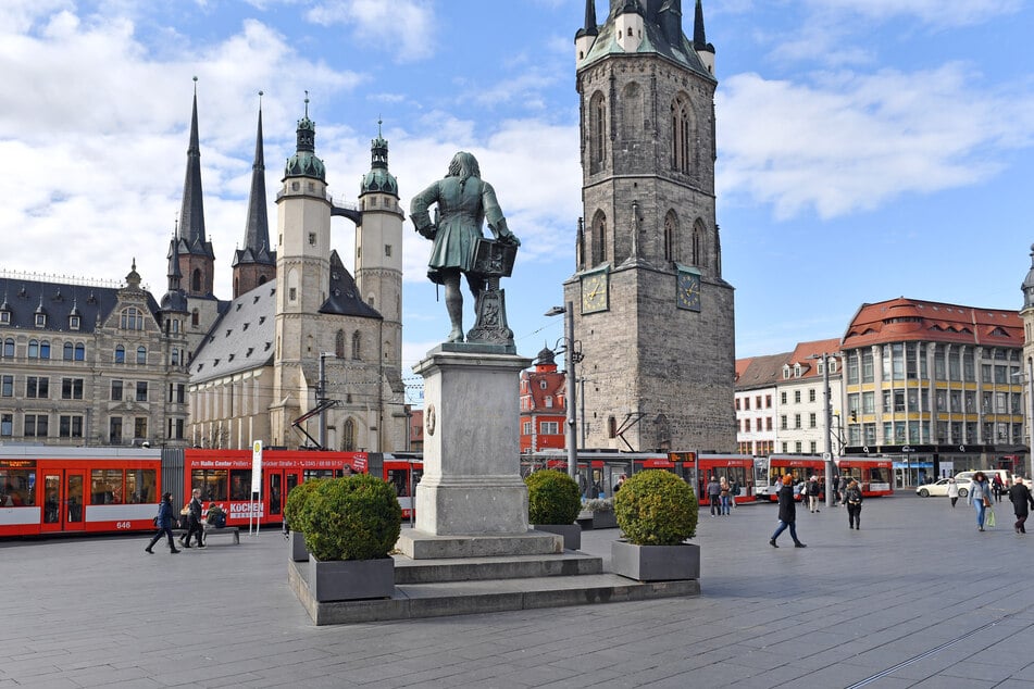 Auf dem Marktplatz in Halle kam es zu dem aufsehenerregenden Vorfall zwischen einem polizeibekannten Mann und dem OB-Kandidaten. (Archivbild)