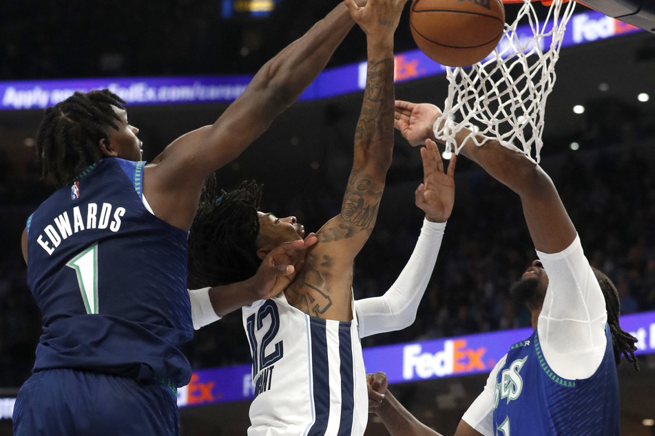 Edwards (l.) blocks the Grizzlies Ja Morant.