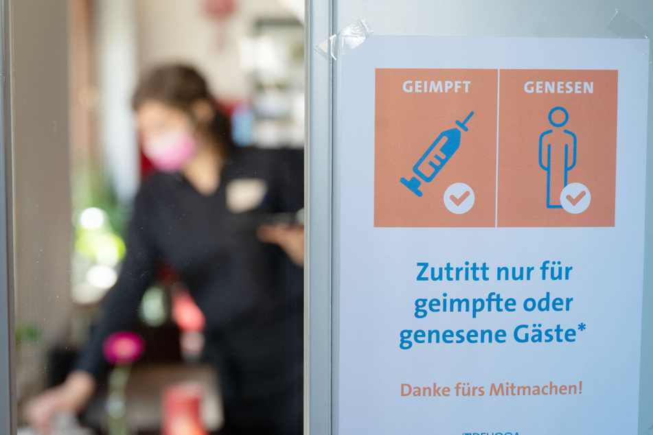 Landesweite 2G-Regel droht: Was die Corona-Alarmstufe bedeutet