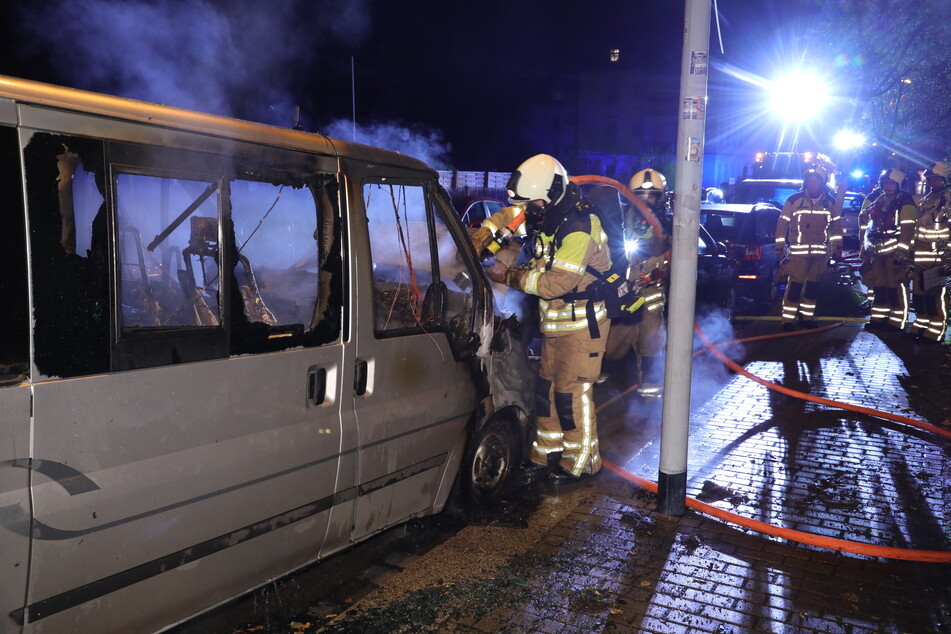 Zunächst mussten die Kameraden in die Tonbergstraße, um dort einen in Brand geratenen Ford Transit zu löschen.
