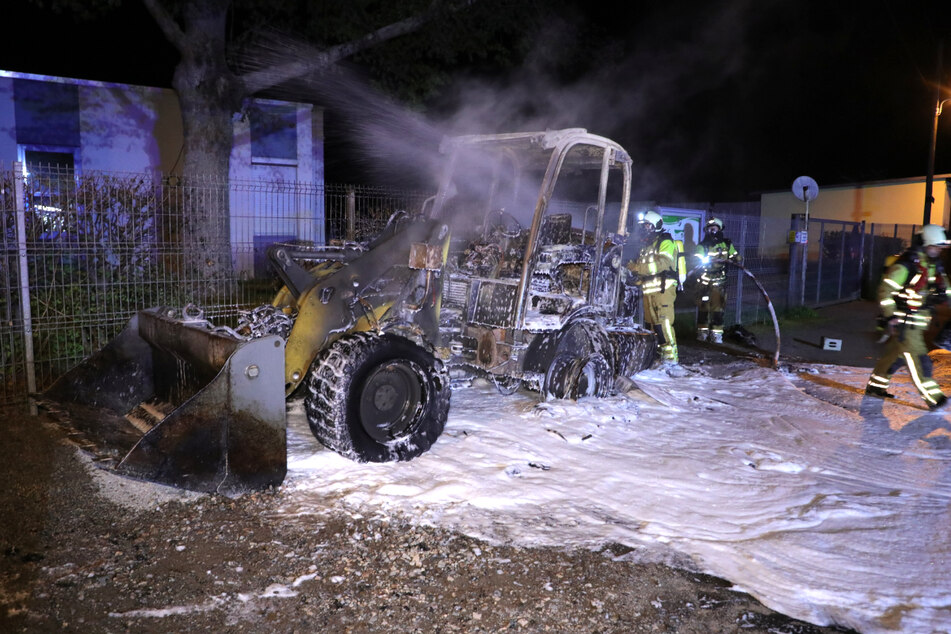 Die Kameraden der Feuerwehr konnten das brennende Fahrzeug löschen.