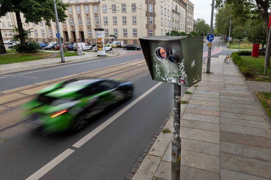 Seit 1994 schickt der Blitzer an der Güntzstraße (Johannstadt) den Autofahrern schöne Schwarz-Weiß-Bilder nach Hause.
