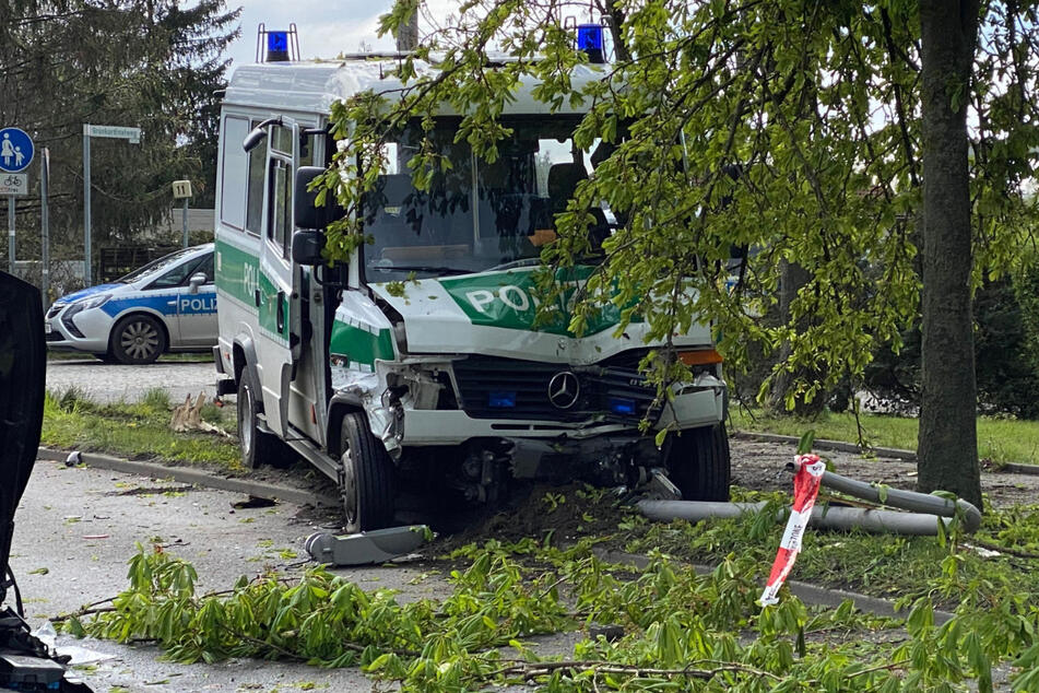 Keiner der insgesamt sieben Beamten, die in dem Polizeiauto saßen, konnte den Dienst fortsetzen.