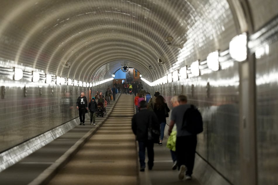 Alter Elbtunnel mehrere Wochen für Fußgänger und Radfahrer gesperrt