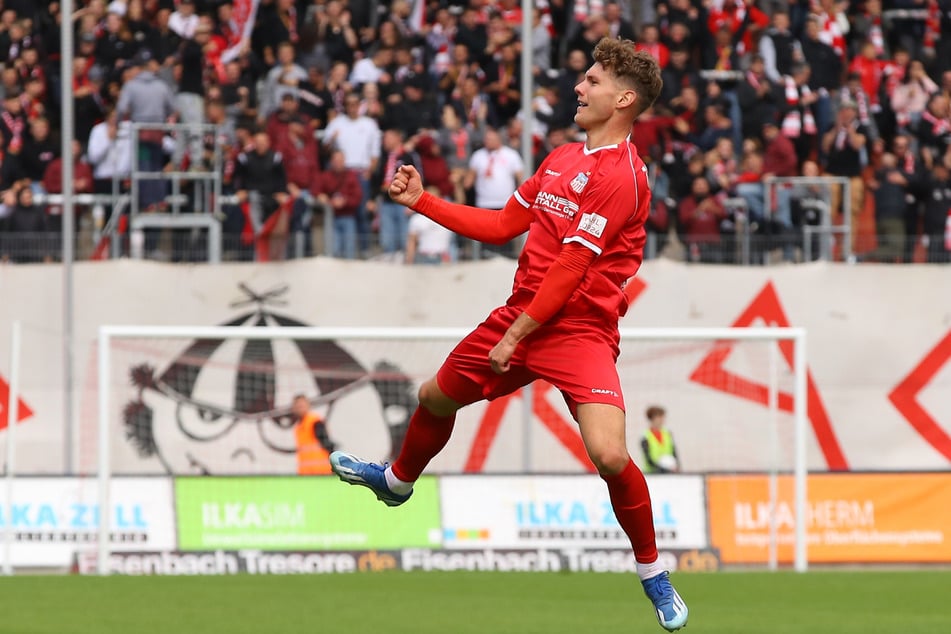 Luftsprung! Sein Tor zum zwischenzeitlichen 1:1 brachte Zwickau zurück ins Spiel: Jahn Herrmann (23).