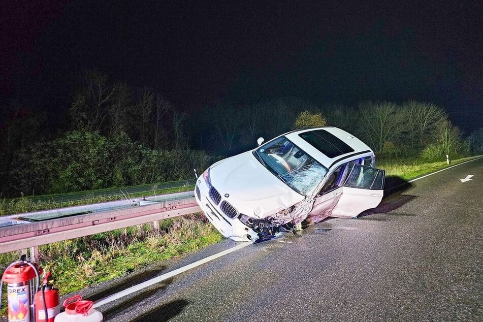 Der BMW kam auf einer Leitplanke zum Stehen.