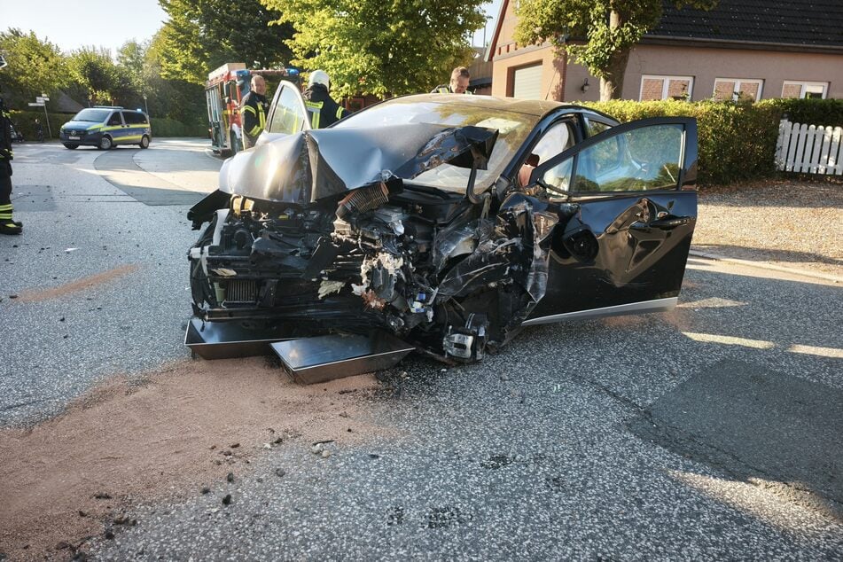 Junger Autofahrer baut Unfall und reißt Loch in Hauswand