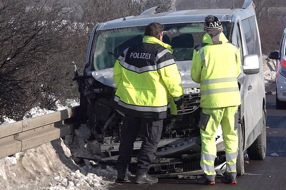 Auf der A2 ist am Donnerstagvormittag ein Mann mit seinem Kleintransporter verunglückt.