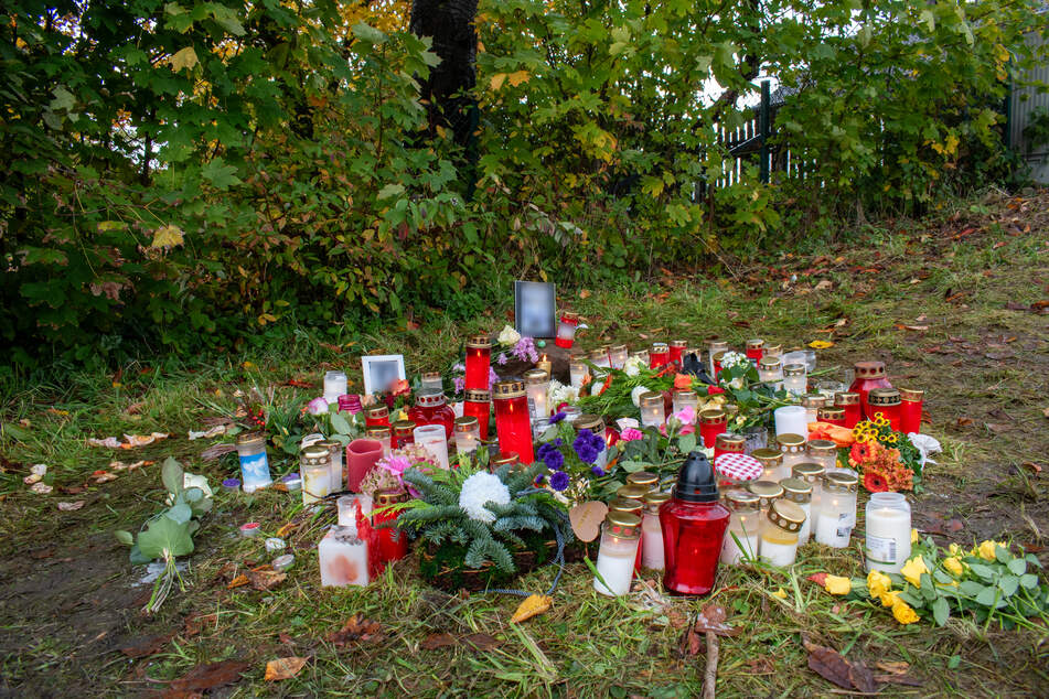 Nach dem Tod des Obdachlosen (†47) waren an der Stelle, an der er getötet worden war, Blumen und Kerzen abgelegt worden.
