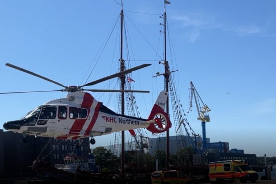 In Wismar brachte den Mann ein Rettungshubschrauber ins Krankenhaus.