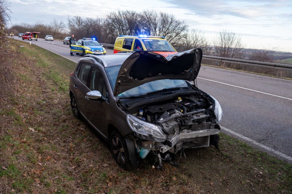Der Peugeot musste nach dem Unfall abgeschleppt werden.
