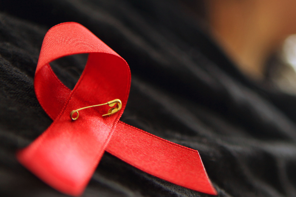 Die Schleife ist ein Symbol der Solidarität mit Menschen, die Aids haben oder HIV-infiziert sind.