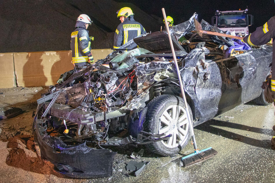 Fatale Unachtsamkeit? 29-Jähriger tot, VW-Cabrio komplett zerfetzt