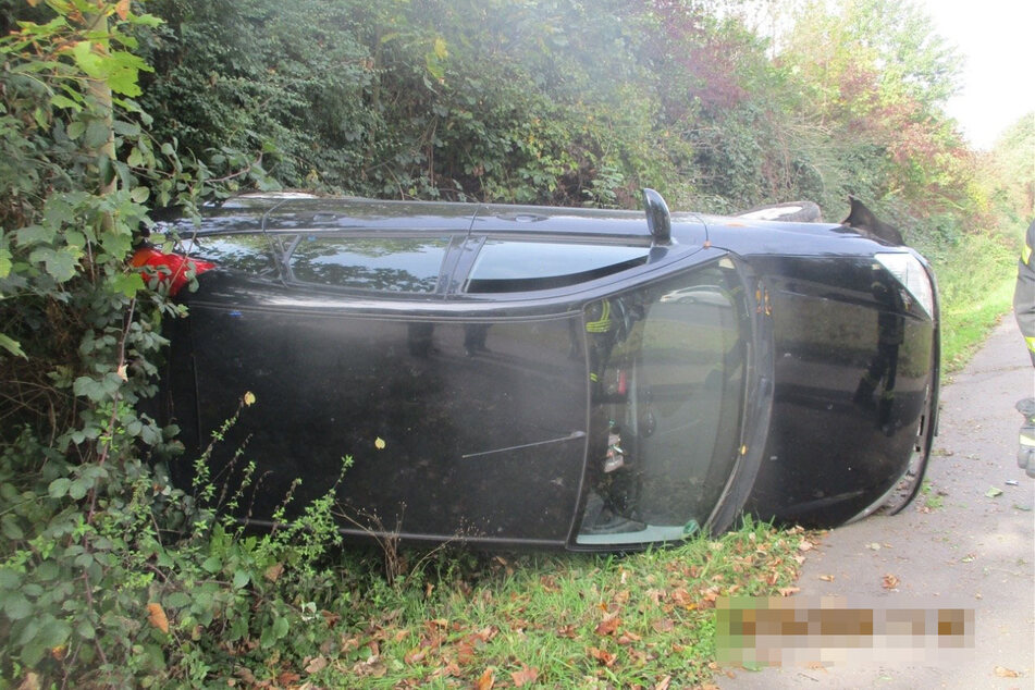 Infolge eines Ausweichmanövers landete dieses Auto in Kerpen auf der Beifahrerseite.