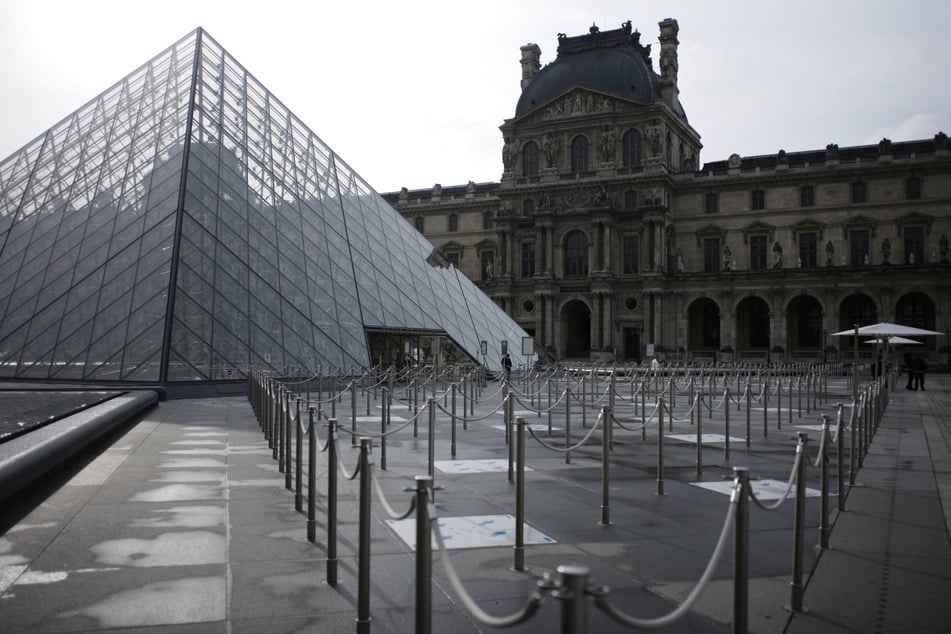 Die geschlossenen Ausstellungsräume befinden sich im Sully-Flügel des Pariser Louvre.