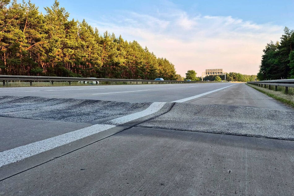 An einigen Stellen haben sich regelrecht kleine "Sprungschanzen" gebildet, die bei hoher Geschwindigkeit eine große Gefahr darstellen würden.