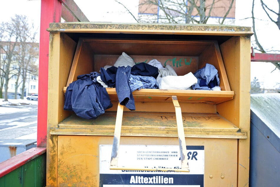 Der ASR-Container in der Zeisigwaldstraße war am Dienstag übervoll.