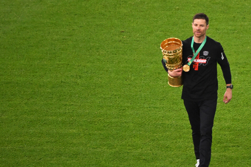 Bayer 04-Trainer Xabi Alonso (42) hat mit seiner Mannschaft nicht nur die Meisterschaft, sondern auch den DFB-Pokal geholt.