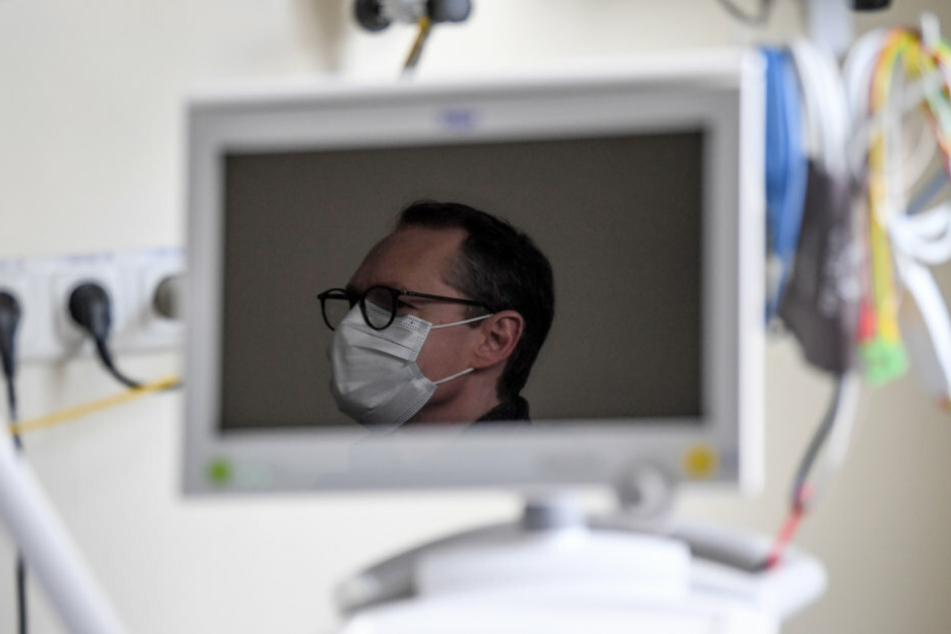 Michael Müller (SPD), Berlins Regierender Bürgermeister, spiegelt sich in einem Monitor in einem Zimmer auf der neu eingerichteten Intensivstation auf dem Gelände der Charite Campus-Klinik. Die Klinik bereitet sich auf COVID-19-Intensivpatienten vor.