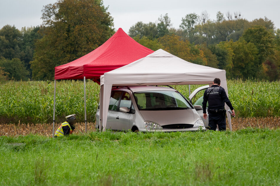 Der Unfallort wurde mit Zelten abgesichert, damit der Regen möglichst keine Spuren verwischen kann.