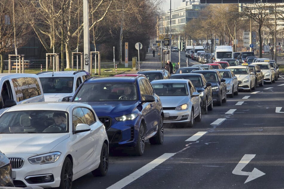 Für jeweils sieben Minuten blockierten die Klimaaktivisten nacheinander die vier Kreuzungsarme auf dem Georgplatz.