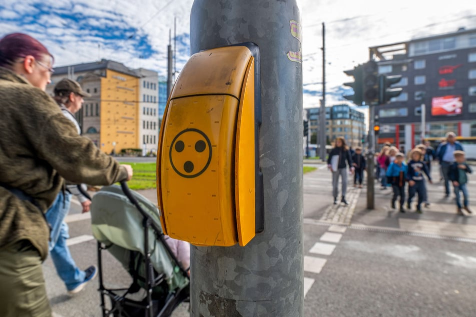 Die Ampel soll blinden und sehbehinderten Menschen das Überqueren erleichtern.