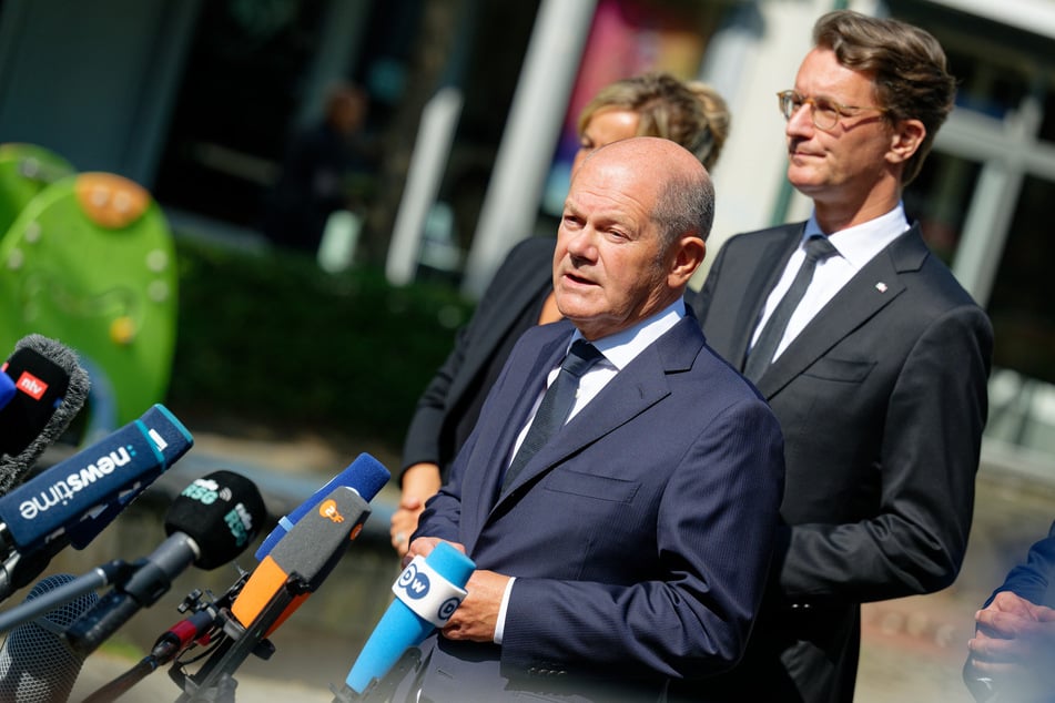 Bundeskanzler Olaf Scholz (SPD, l.) und Hendrik Wüst haben nach dem tödlichen Messerangriff die Stadt Solingen besucht.