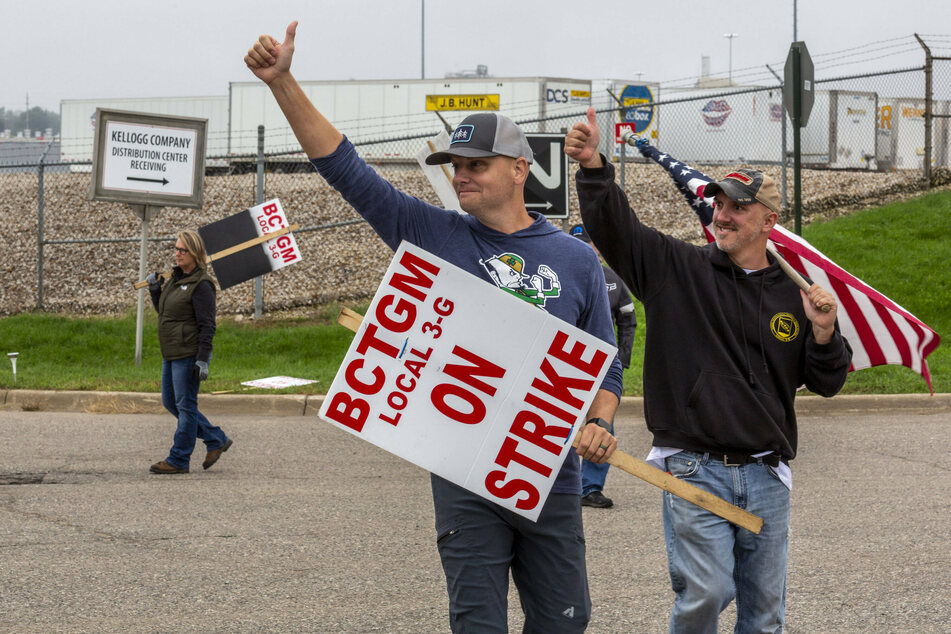 Kellogg workers in Battle Creek, Michigan, picket their local cereal plant.