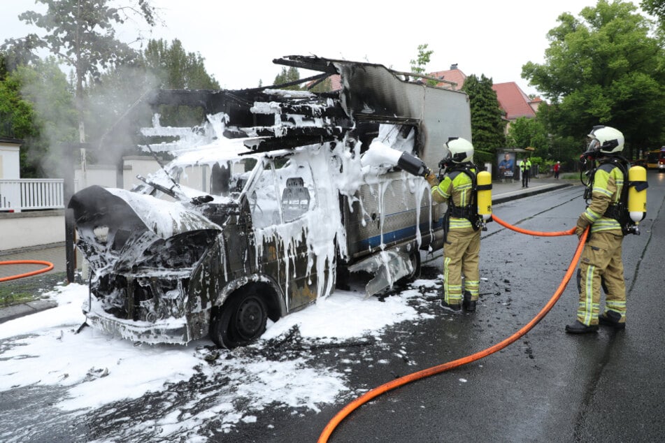 Das Fahrzeug brannte vollständig aus.