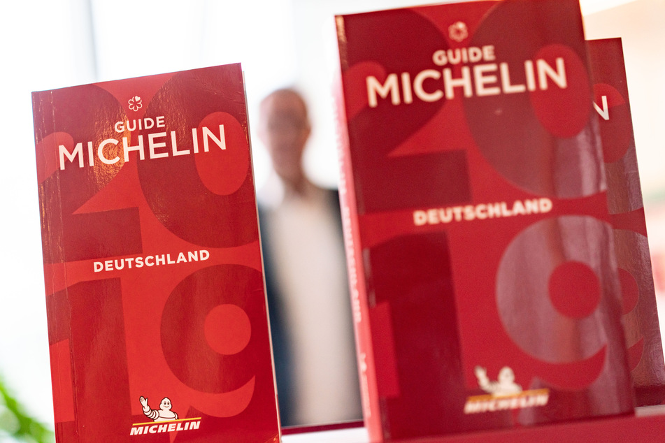 In Deutschland wurden erstmals 1966 Michelin-Sterne verliehen. Hier ist die Ausgabe des weltbekannten Restaurantführers von 2020 zu sehen.