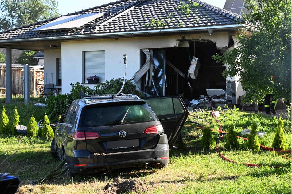 Am Mittwochmorgen raste ein VW-Fahrer (69) in die Hauswand eines Bungalows.