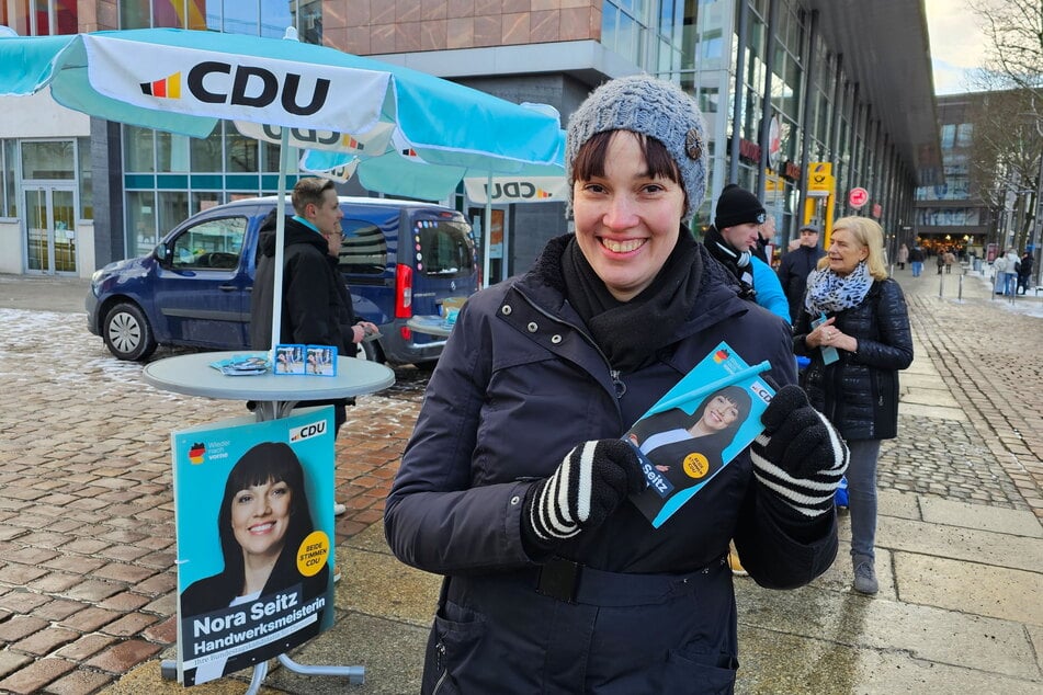 Nora Seitz (40, CDU) an ihrem Wahlkampfstand am Johannisplatz/Straße der Nationen.