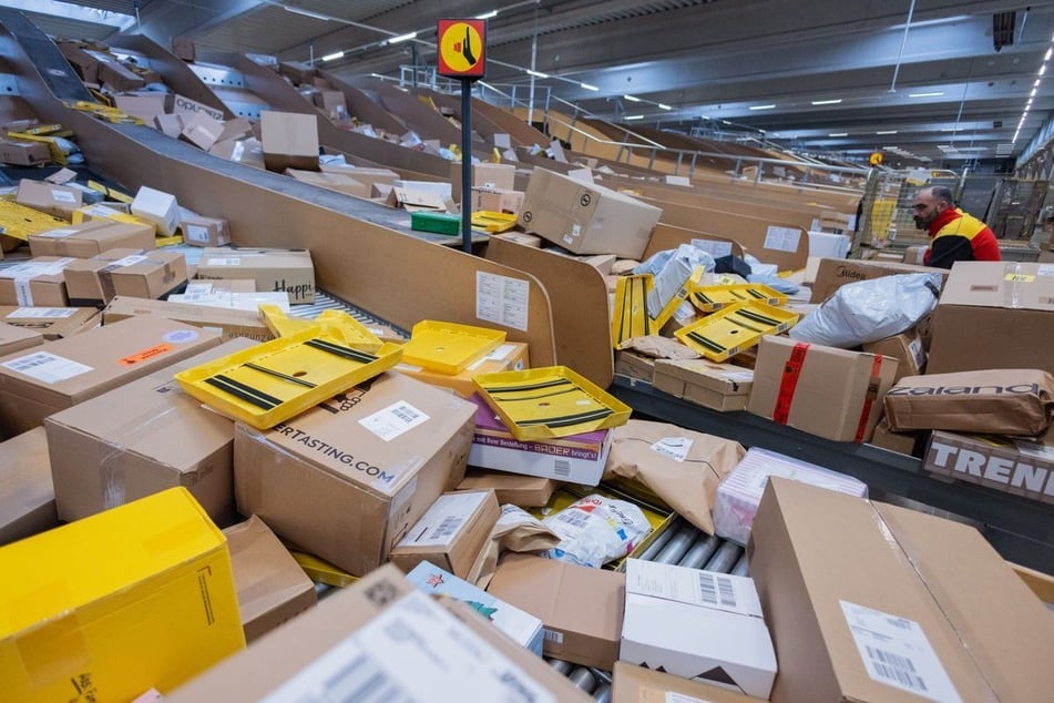 Da die Menschen immer mehr Waren im Internet bestellen, zieht das Paketgeschäft der Post weiter rasant an. (Symbolfoto)