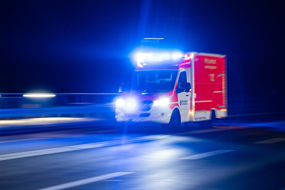 Rettungskräfte brachten den jungen Mann mit einer Gesichtsfraktur in eine Klinik. (Symbolfoto)