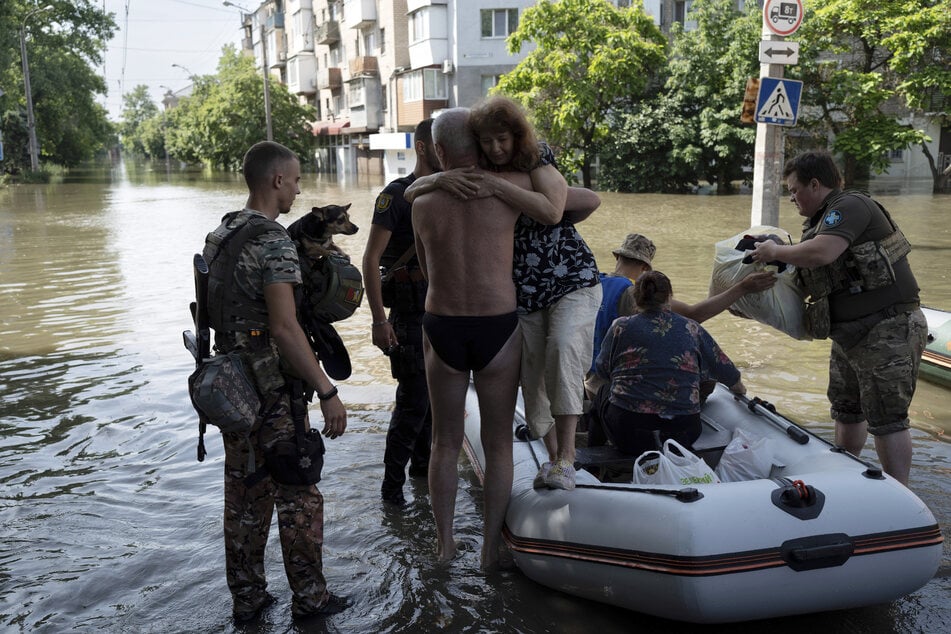 Bewohner werden immer noch aus einem überfluteten Viertel evakuiert.