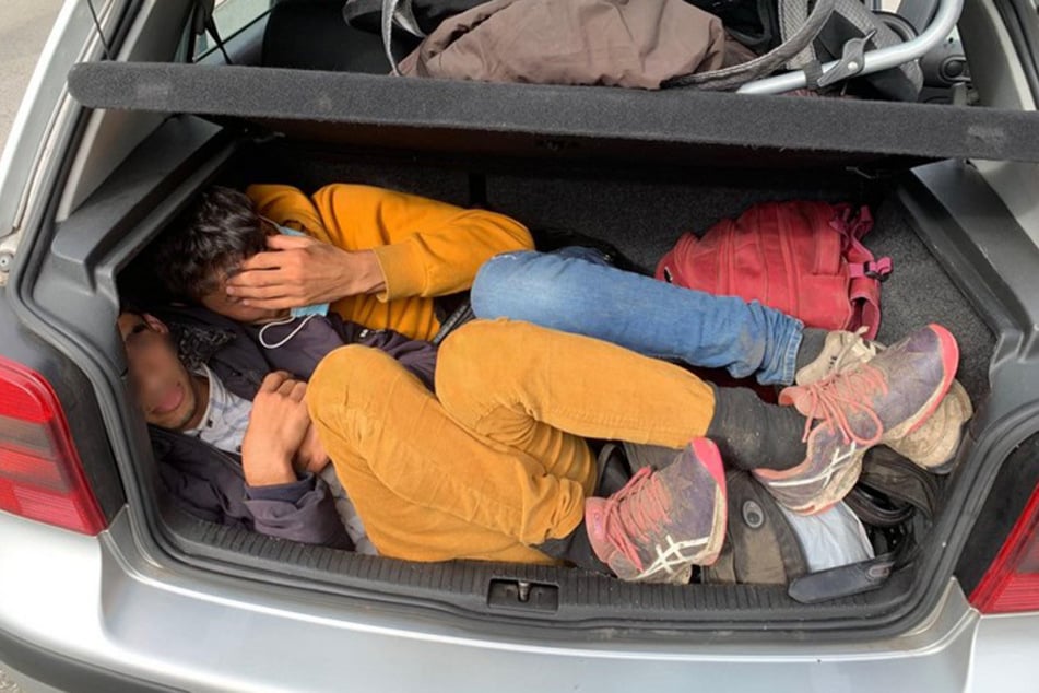 Schleuser erwischt: Elf Menschen in Kleinwagen gepresst