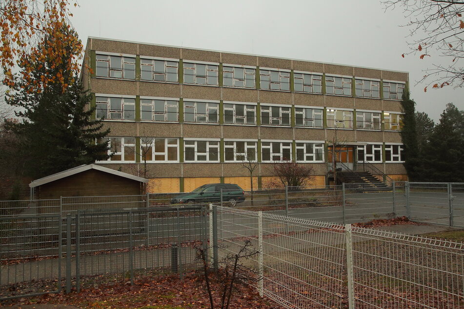Dieses frühere Schulgebäude will die Stadt als Flüchtlingsunterkunft herrichten.