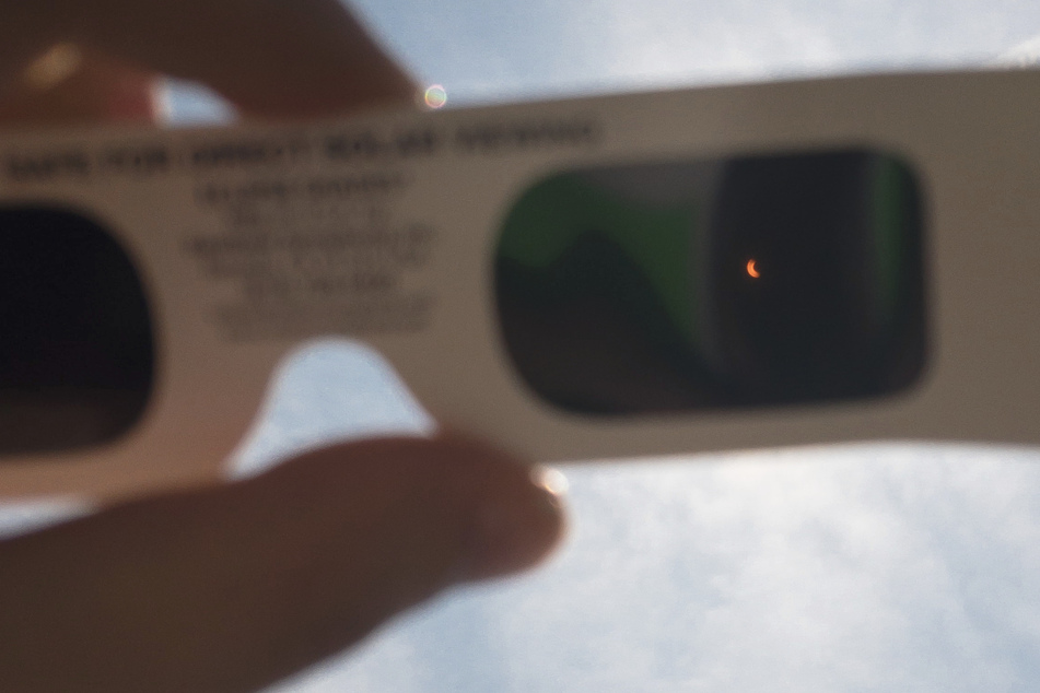 Durch spezielle Sonnenfinsternisbrillen lässt sich das Himmelsschauspiel sicher beobachten. (Symbolbild)