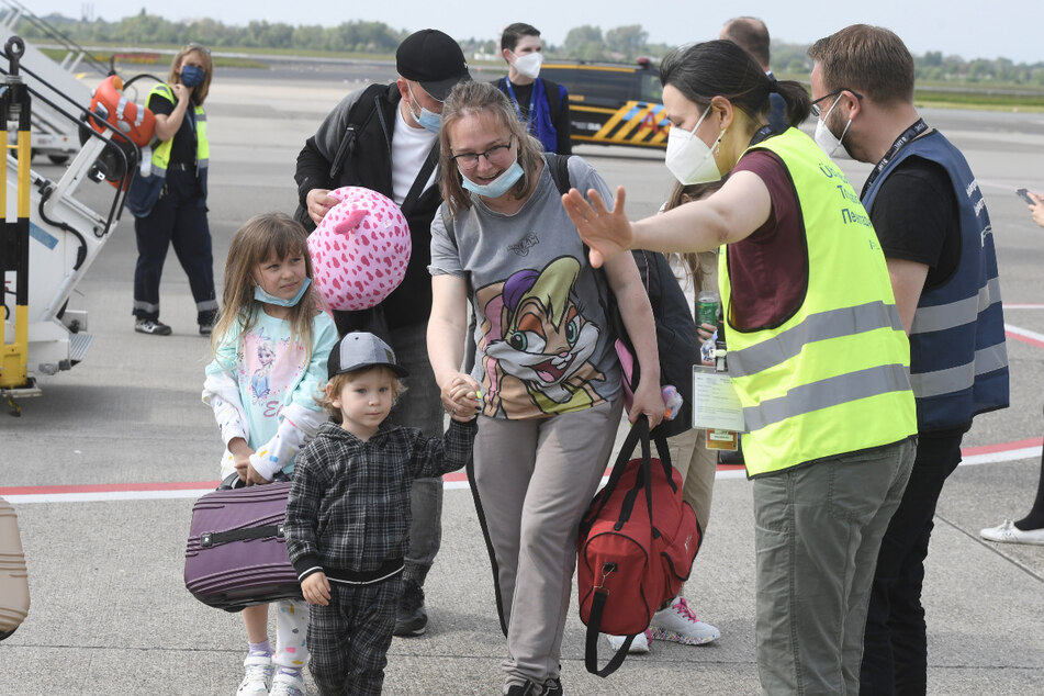 Ukrainische Geflüchtete kommen auf dem Flughafen Düsseldorf mit einer Maschine aus der Republik Moldau an. Der Flug erfolgte im Rahmen der Luftbrücke zur Entlastung Moldaus.
